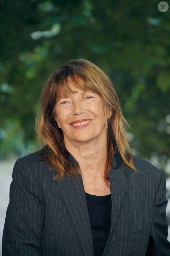 Il s'agit de la maison de Jane Birkin situé dans le Finistère. Aurélie Valognes l'a achetée en 2024 et y a écrit ce roman dedans. Un lieu qui a totalement inspiré son livre.

Jane Birkin de Jane by Charlotte - Personnalités lors de la 14ème édition du Festival du Film Francophone d'Angoulême 2024
© Christophe Aubert via Bestimage