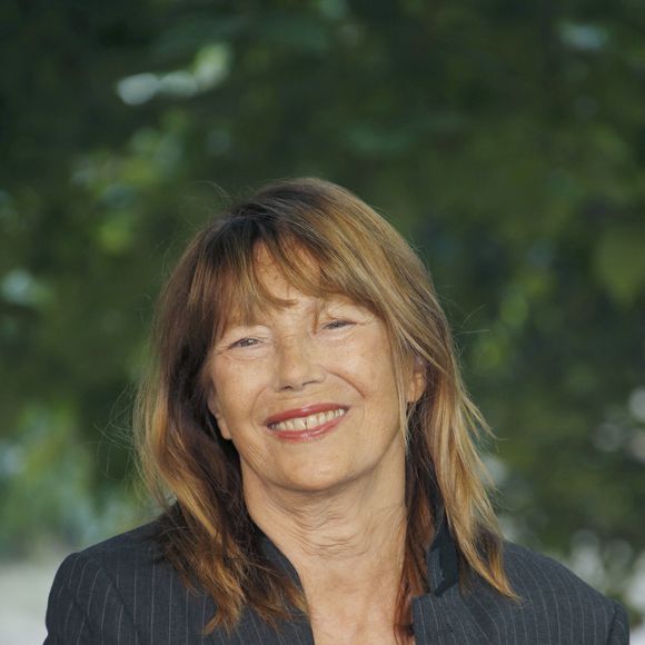 Il s'agit de la maison de Jane Birkin situé dans le Finistère. Aurélie Valognes l'a achetée en 2024 et y a écrit ce roman dedans. Un lieu qui a totalement inspiré son livre.

Jane Birkin de Jane by Charlotte - Personnalités lors de la 14ème édition du Festival du Film Francophone d'Angoulême 2024
© Christophe Aubert via Bestimage