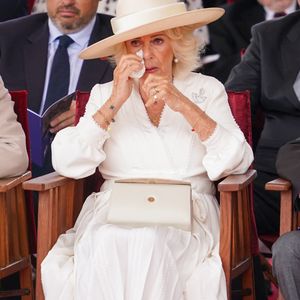 Camilla est marraine de l’association SafeLives et a soutenu Refuge lors de ses 50 ans en 2022.

Le roi Charles III d'Angleterre et Camilla Parker Bowles, reine consort d'Angleterre, assistent à la cérémonie du souvenir pour commémorer le 80ème anniversaire du Jour de la Victoire sur le Japon, le 15/08/2025 © Paul Edwards/WPA-Pool/ Julien Burton via Bestimage