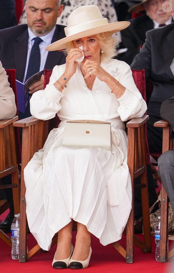 Camilla est marraine de l’association SafeLives et a soutenu Refuge lors de ses 50 ans en 2022.

Le roi Charles III d'Angleterre et Camilla Parker Bowles, reine consort d'Angleterre, assistent à la cérémonie du souvenir pour commémorer le 80ème anniversaire du Jour de la Victoire sur le Japon, le 15/08/2025 © Paul Edwards/WPA-Pool/ Julien Burton via Bestimage