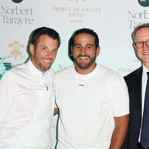 Exclusif - Norbert Tarayre, Mohamed Cheikh , Gérald Krischek, directeur général du Prince de Galles lors de l'inauguration du Restaurant & Bar 19.20 by Norbert Tarayre à l'hôtel Prince de Galles à Paris le 10 octobre 2023. © Pierre Perusseau / Coadic Guirec / Bestimage