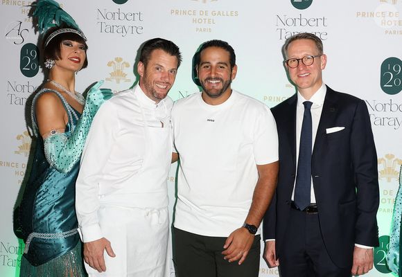 Exclusif - Norbert Tarayre, Mohamed Cheikh , Gérald Krischek, directeur général du Prince de Galles lors de l'inauguration du Restaurant & Bar 19.20 by Norbert Tarayre à l'hôtel Prince de Galles à Paris le 10 octobre 2023. © Pierre Perusseau / Coadic Guirec / Bestimage