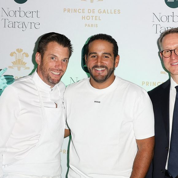 Exclusif - Norbert Tarayre, Mohamed Cheikh , Gérald Krischek, directeur général du Prince de Galles lors de l'inauguration du Restaurant & Bar 19.20 by Norbert Tarayre à l'hôtel Prince de Galles à Paris le 10 octobre 2023. © Pierre Perusseau / Coadic Guirec / Bestimage