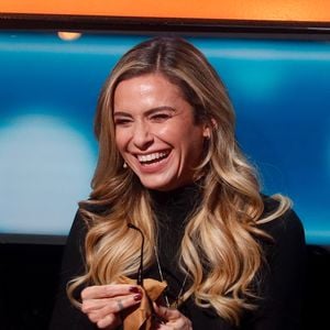 Exclusif - Clara Morgane se prépare à porter ses lunettes de vue pour la première fois à la télévision - Enregistrement de l'émission "100% Logique", présentée par C. Féraud et diffusée le 5 octobre 2024 sur France 2. © Christophe Clovis / Bestimage