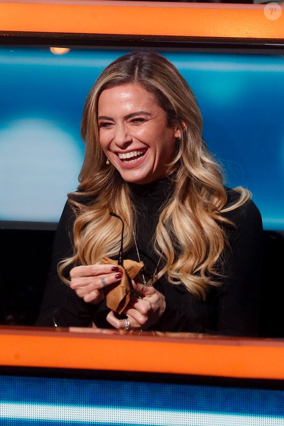 Exclusif - Clara Morgane se prépare à porter ses lunettes de vue pour la première fois à la télévision - Enregistrement de l'émission "100% Logique", présentée par C. Féraud et diffusée le 5 octobre 2024 sur France 2. © Christophe Clovis / Bestimage