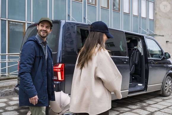 La princesse Sofia, le prince Carl Philip et leur fille quittent l'hôpital Danderyds près de Stockholm, en Suède le 8 février 2025. Photo par Dana Press / Bestimage