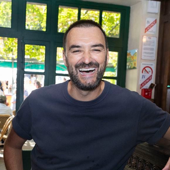 Et à cette occasion, le célèbre chef s'est organisé un week-end loin de son sud où il s'est installé il y a quelques années

Exclusif - Cyril Lignac - Séance de dédicaces "Les plumes de Ramatuelle" au café de l'Ormeau en marge du 41ème Festival de Ramatuelle le 7 aout 2025. © Cyril Bruneau / Festival de Ramatuelle / Bestimage