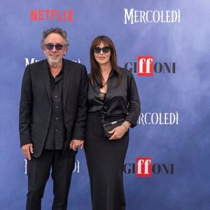Le lendemain de cette annonce, l'ex-femme de Vincent Cassel a parlé au Vogue Italia et a eu quelques mots pour le célèbre réalisateur anglais. 

 Tim Burton et Monica Bellucci au Festival Gifofni en Italie. Juillet 2025
SGP / BESTIMAGE