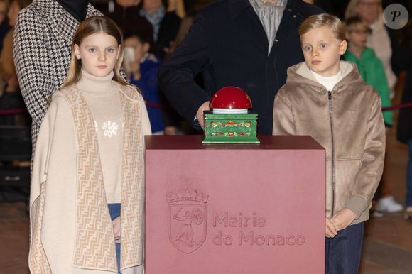 La princesse Gabriella de Monaco, comtesse de Carladès, Le prince Jacques de Monaco, marquis des Baux - La famille princière de Monaco lors du lancement des illuminations de Noël organisées par la municipalité de Monaco sur la Place d'Armes le 27 novembre 2025.
© Olivier Huitel / Pool / Bestimage