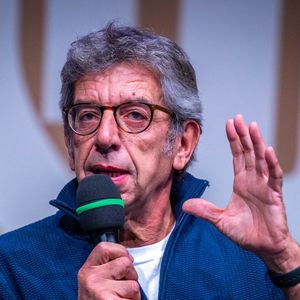 Michel Cymes lors de l'émission « Demain le sport » à la Maison de la radio à Paris, en France, le 7 octobre 2025. Photo : Franck Derouda/ABACAPRESS.COM