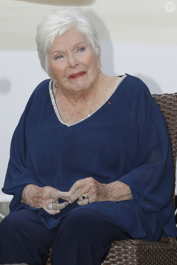La chanteuse de 96 ans ne pourra pas assister au Sidaction pour la première fois depuis 30 ans

Exclusif - Line Renaud - Inauguration de la place Line Renaud a Rueil-Malmaison le 22 Juin 2024.
© Jlppa / Bestimage