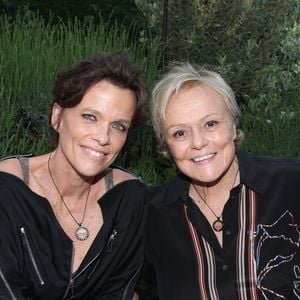 Muriel Robin et Anne Le Nen - Présentation du Collier « Terra by Roland Garros » créé par Anne Le Nen, Présidente de Ground Legend. La terre battue du court central de Roland Garros est scellée dans une médaille. Restaurant Laurent à Paris, France le 22 Mai 2026. 

© Philippe Baldini /Bestimage