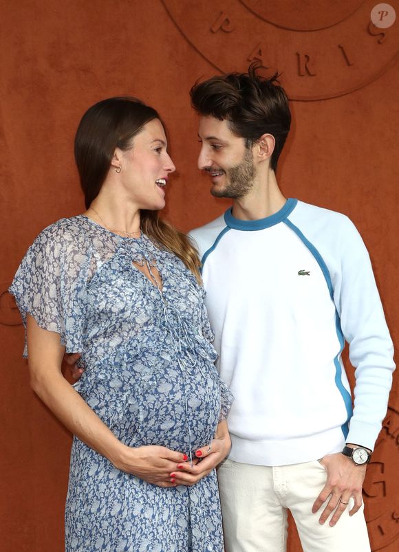 Pierre Niney et sa compagne Natasha Andrews enceinte de leur 2 ème enfant -   People au village pour la finale hommes lors des internationaux de France de tennis de Roland Garros 2019 à Paris le 9 juin 2019.
© Jacovides - Moreau / Bestimage