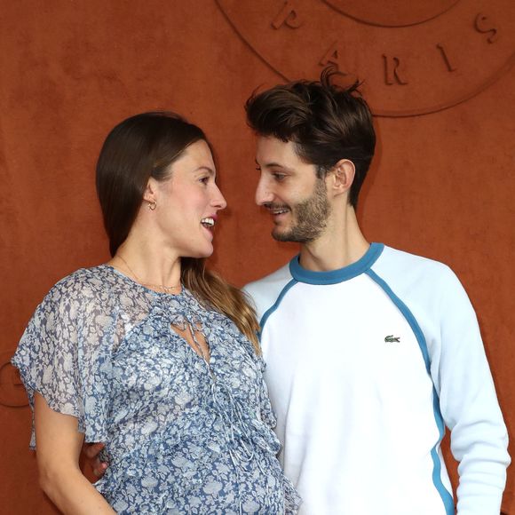 Pierre Niney et sa compagne Natasha Andrews enceinte de leur 2 ème enfant -   People au village pour la finale hommes lors des internationaux de France de tennis de Roland Garros 2019 à Paris le 9 juin 2019.
© Jacovides - Moreau / Bestimage