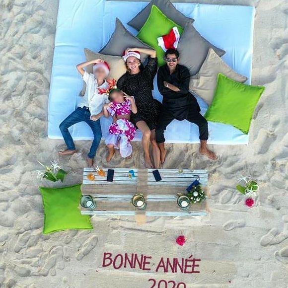 Jamel Debbouze souhaite une bonne année 2020 à ses fans sur Instagram, avec une photo de lui, sa femme Mélissa Theuriau et leurs deux enfants Léon et Lila. Photo publiée le 1er janvier 2020.