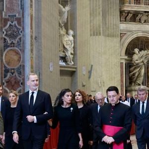 Le roi Felipe VI et la reine Letizia d’Espagne, assistent aux funérailles du pape François devant la basilique Saint Pierre à Rome, le 26 avril 2025. 
© Casa de SM El Rey / Bestimage LALO YASKY / BESTIMAGE