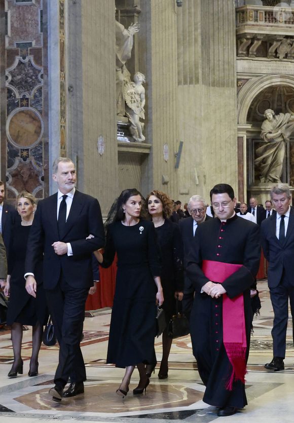 Le roi Felipe VI et la reine Letizia d’Espagne, assistent aux funérailles du pape François devant la basilique Saint Pierre à Rome, le 26 avril 2025. 
© Casa de SM El Rey / Bestimage LALO YASKY / BESTIMAGE