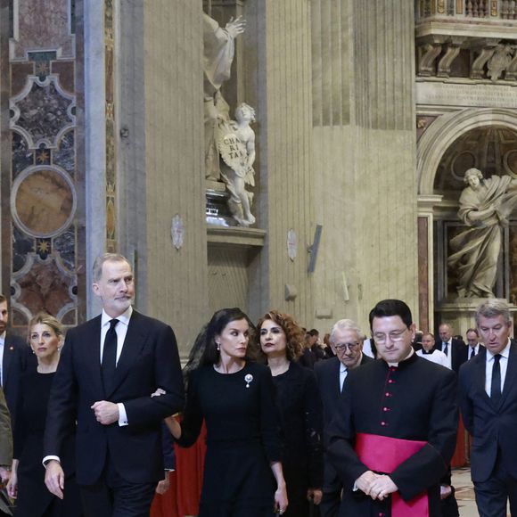 Le roi Felipe VI et la reine Letizia d’Espagne, assistent aux funérailles du pape François devant la basilique Saint Pierre à Rome, le 26 avril 2025. 
© Casa de SM El Rey / Bestimage LALO YASKY / BESTIMAGE