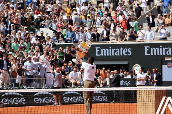 Ousmane Dembélé (PSG) présente le trophée de la Ligue des champions sur le court Philippe-Chatrier lors des internationaux de France de Tennis de Roland Garros 2025 (Jour 9), à Paris, France, le 2 juin 2025. © Jacovides-Moreau/Bestimage