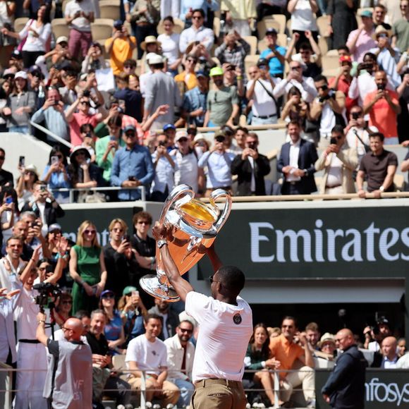 Ousmane Dembélé (PSG) présente le trophée de la Ligue des champions sur le court Philippe-Chatrier lors des internationaux de France de Tennis de Roland Garros 2025 (Jour 9), à Paris, France, le 2 juin 2025. © Jacovides-Moreau/Bestimage