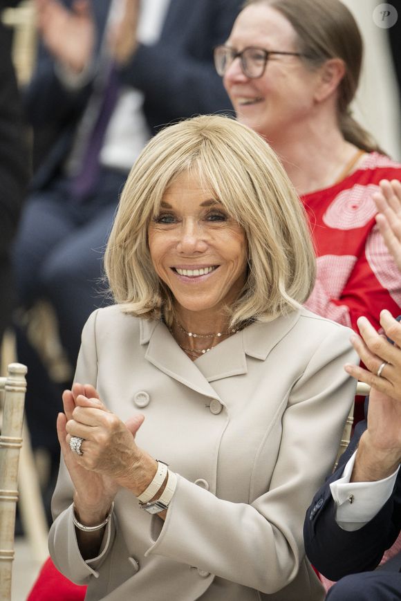 Catherine Schwaab insiste aussi sur l’importance du volume, obtenu grâce au shampoing sec ou aux extensions amovibles.

Emmanuel Macron, président de la République Française, et la Première dame Brigitte Macron, visitent le British Museum à Londres, lors de leur voyage officiel au Royaume Uni (8 - 10 juillet 2025), le 9 juillet 2025.
© Eliot Blondet / Pool / Bestimage