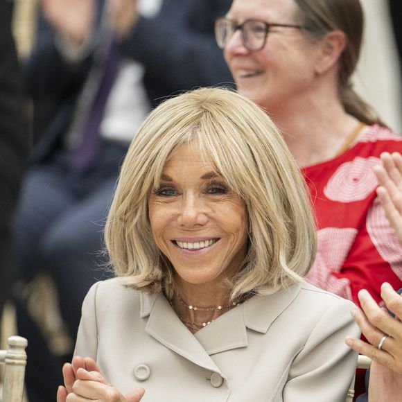 Catherine Schwaab insiste aussi sur l’importance du volume, obtenu grâce au shampoing sec ou aux extensions amovibles.

Emmanuel Macron, président de la République Française, et la Première dame Brigitte Macron, visitent le British Museum à Londres, lors de leur voyage officiel au Royaume Uni (8 - 10 juillet 2025), le 9 juillet 2025.
© Eliot Blondet / Pool / Bestimage