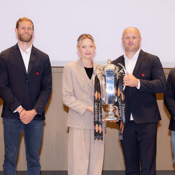Elle a également pris la pose avec plusieurs membres du staff du XV de France

La princesse Charlène de Monaco entourée de son frère Gareth Wittstock, Gaëtan Boissard préparateur physique, William Servat, l'entraîneur du XV de France et Mathieu Brauge, manager - La princesse C.de Monaco, en compagnie de son frère G.Wittstock, participe à la remise des prix de la "Journée du respect" au collège Charles III à Monaco, le 29 avril 2025. © Olivier Huitel / Pool Monaco / Bestimage