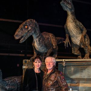 Hugues Aufray et sa compagne Muriel assistent au vernissage de « Jurassic World : L'Exposition », une exposition consacrée à la célèbre série de films, qui vient d'être inaugurée à Saint-Denis, près de Paris, en France, le 12 avril 2018. Photo : Ammar Abd Rabbo/ABACAPRESS.COM