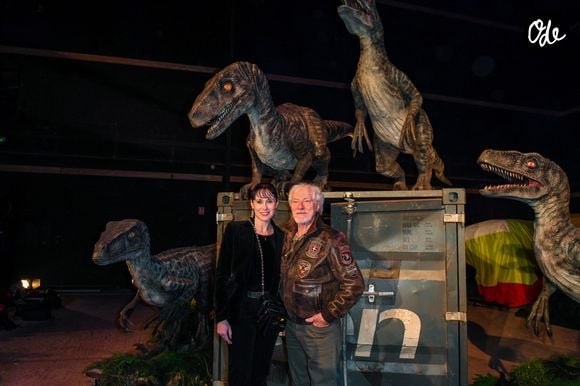 Hugues Aufray et sa compagne Muriel assistent au vernissage de « Jurassic World : L'Exposition », une exposition consacrée à la célèbre série de films, qui vient d'être inaugurée à Saint-Denis, près de Paris, en France, le 12 avril 2018. Photo : Ammar Abd Rabbo/ABACAPRESS.COM