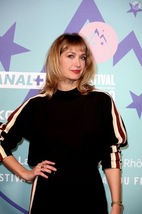 Caroline Anglade pour le film "Les Gendarmes et les Voleurs" au photocall des arrivées de la cérémonie de clôture du 27ème Festival International du Film de Comédie de l'Alpe d'Huez, France, le 20 janvier 2024. © Dominique Jacovides/Bestimage