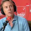 Ce comédien et humoriste a quitté sa femme pour un homme : il se confie en toute honnêteté à la radio