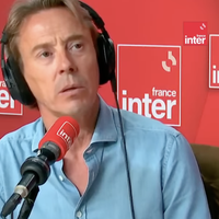 Ce comédien et humoriste a quitté sa femme pour un homme : il se confie en toute honnêteté à la radio