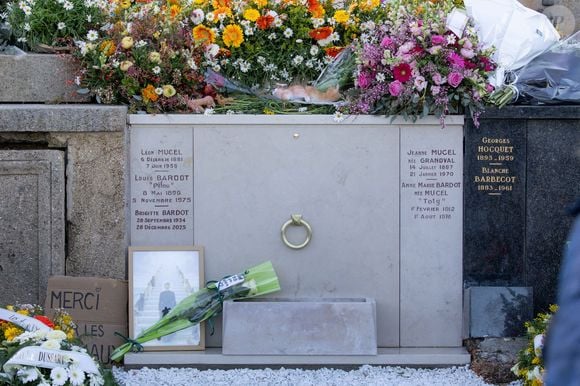 "C'est une fierté que Brigitte Bardot l'ait choisi", ajoute un autre, impressionné de l'augmentation de la demande pour ce modèle depuis les funérailles de l'actrice. 

Une couronne de fleurs et des photos de l'actrice française Brigitte Bardot sont disposées autour de sa tombe au cimetière marin, après la cérémonie funéraire à l'église Notre-Dame de l'Assomption, à Saint-Tropez, dans le sud-est de la France, le 7 janvier 2026. Photo par Shootpix/ABACAPRESS.COM