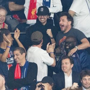 Sean Obispo, Michaël Youn, Issa Doumbia dans les tribunes du match de quart de finale aller de Ligue Des Champion au Parc des Princes à Paris. 

Photo : Cyril Moreau / Bestimage