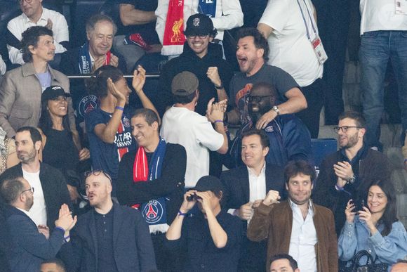 Sean Obispo, Michaël Youn, Issa Doumbia dans les tribunes du match de quart de finale aller de Ligue Des Champion au Parc des Princes à Paris. 

Photo : Cyril Moreau / Bestimage