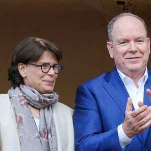 La princesse Stéphanie de Monaco, le prince Albert II de Monaco assistent au match de football Racing Stars Football à Monaco, le 21 mai, 2025. 
Photo : Claudia Albuquerque/Bestimage