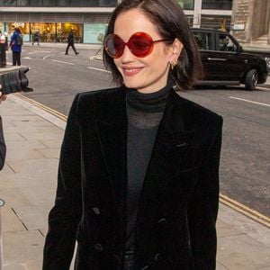 L'actrice française Eva Green, accompagnée de son agent Charles Collier, arrive au tribunal Rolls Building pour son procès contre la société White Lantern Films à Londres, Royaume Uni, le 31 janvier 2023. © Tayfun Salci/Zuma Press/Bestimage