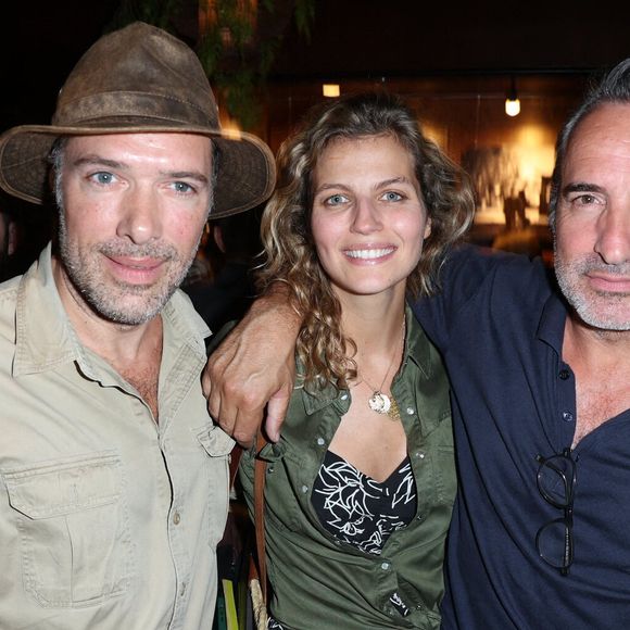 Nicolas Bedos avec sa compagne Pauline Desmonts et Jean Dujardin lors du vernissage de l'exposition du photographe de plateau Christophe Brachet 'Les Coulisses du Cinema' organisé par Five Eyes Production au Buddha Bar à Paris, France le 19 juin 2023.  Photo Jerome Dominé/ABACAPRESS.COM