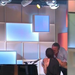 Jean Dujardin surpris par Jeanne Cherhal dans "C à vous", diffusé sur France 5 ce 11 mars 2026

Copyright : Capture d'écran France 5 / C à vous
