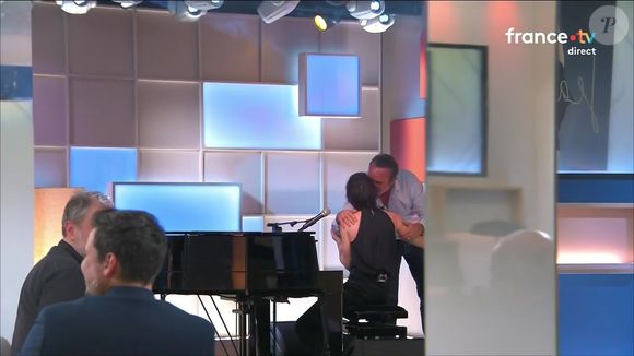 Jean Dujardin surpris par Jeanne Cherhal dans "C à vous", diffusé sur France 5 ce 11 mars 2026

Copyright : Capture d'écran France 5 / C à vous
