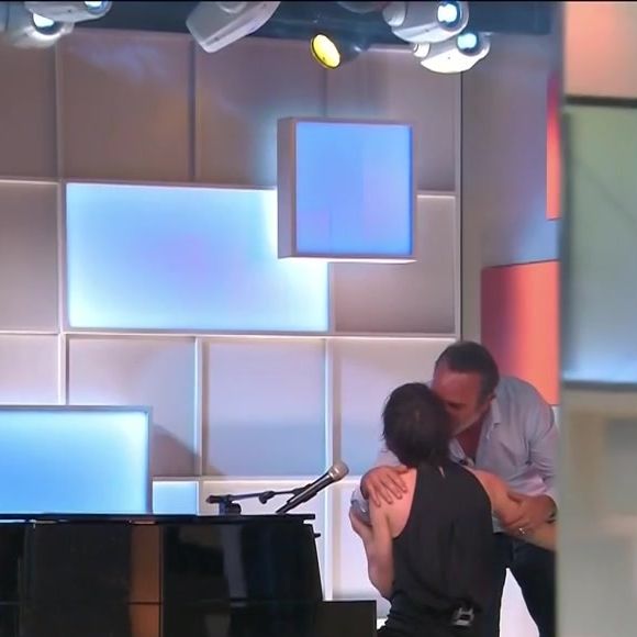Jean Dujardin surpris par Jeanne Cherhal dans "C à vous", diffusé sur France 5 ce 11 mars 2026

Copyright : Capture d'écran France 5 / C à vous