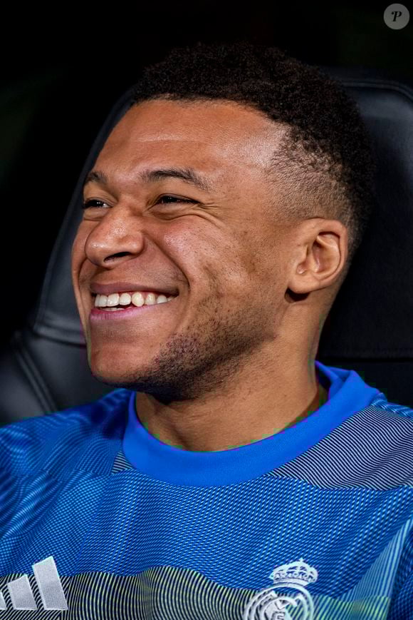 Kylian Mbappé touche le jackpot aux prudhommes !

Madrid, Madrid, Espagne : Kylian Mbappé du Real Madrid sourit alors qu'il est assis sur le banc pendant le match de la phase MD6 de l'UEFA Champions League 2025/26 entre le Real Madrid C.F. et Manchester City au stade Santiago Bernabeu à Madrid, Espagne. (Credit Image : © Alberto Gardin/ZUMA Press Wire / Bestimage)