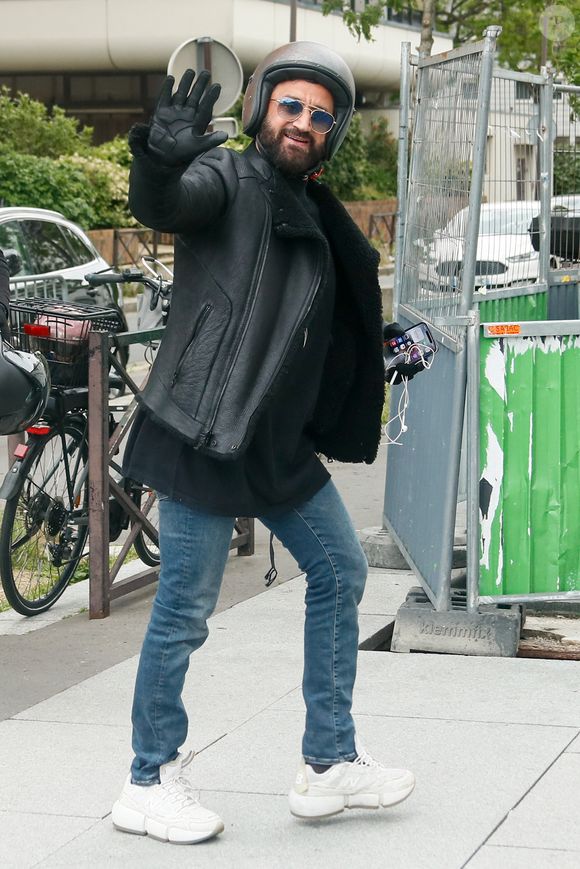 Exclusif - Cyril Hanouna arrive en moto dans les studios d'Europe 1 à Paris, France, le 5 mai 2025. © Christophe Clovis/Bestimage