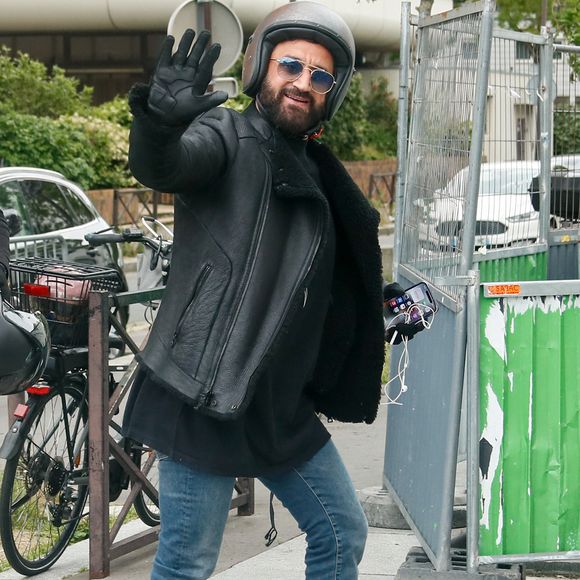 Exclusif - Cyril Hanouna arrive en moto dans les studios d'Europe 1 à Paris, France, le 5 mai 2025. © Christophe Clovis/Bestimage