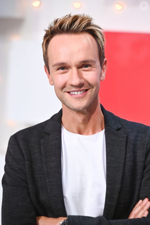 Une forme olympique qu'il doit à une activité sportive intense.

Exclusif - Cyril Féraud - Enregistrement de l'émission Vivement dimanche au studio Gabriel, présentée par M.Drucker et diffusée sur France 3 le 05 novembre 2023.
© Guillaume Gaffiot / Bestimage
