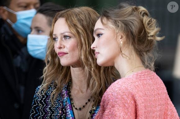 La dernière fois qu'on les a vues ensemble, c'était lors de la présentation par Chanel de sa collection de prêt-à-porter Printemps-Eté 2021, le 6 octobre 2020. Depuis, plus rien.

Vanessa Paradis et sa fille Lily Rose Depp au photocall du défilé de mode prêt-à-porter printemps-été 2021 "Chanel" au Grand Palais à Paris, le 6 octobre 2020. © Olivier Borde / Bestimage