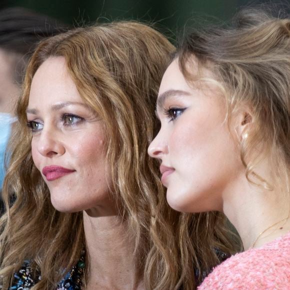La dernière fois qu'on les a vues ensemble, c'était lors de la présentation par Chanel de sa collection de prêt-à-porter Printemps-Eté 2021, le 6 octobre 2020. Depuis, plus rien.

Vanessa Paradis et sa fille Lily Rose Depp au photocall du défilé de mode prêt-à-porter printemps-été 2021 "Chanel" au Grand Palais à Paris, le 6 octobre 2020. © Olivier Borde / Bestimage
