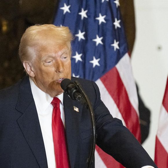 Washington, DC - Le président des États-Unis Donald J. Trump s'entretient avec la sénatrice des États-Unis Katie Britt (républicaine de l'Alabama) après le petit-déjeuner de prière national dans Statuary Hall. 2025. (Backgrid USA / Bestimage).