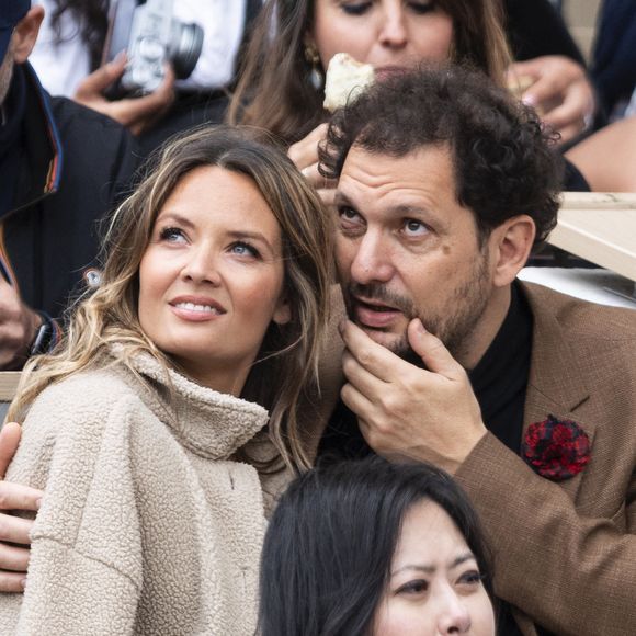 "Dans un monde qui part complètement en c**illes, c’est fou d’avoir reçu ces milliers de messages d’amour", déclare-t-il. 

Éric Antoine et Gennifer Demey en tribunes lors des Internationaux de France de Tennis de Roland Garros 2025, à Paris, France, le 7 juin 2025. © Cyril Moreau/Bestimage
