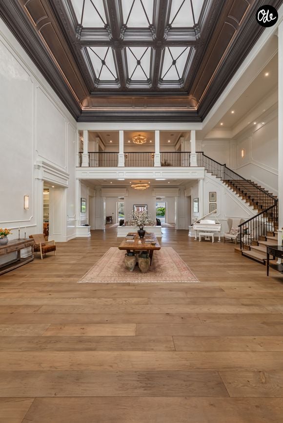 L’ancienne propriété de Ben Affleck et Jennifer Lopez à Beverly Hills s’étend sur près de deux hectares. La résidence compte 12 chambres, 24 salles de bains, une piscine à débordement, un vaste complexe sportif et un garage pouvant accueillir 12 voitures. Crédit photo : Simon Berlyn.